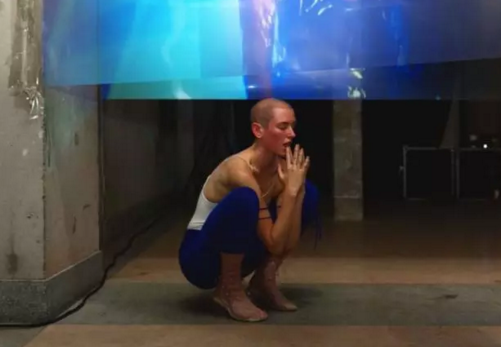  Counseling of professional collections of clothing design