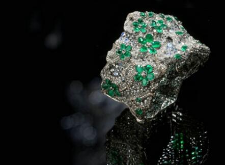 Studied in jewelry design in the UK, and applied for metal and jewelry design in Sheffield Hallam University Studied in jewelry design in the UK, and applied for metal and jewelry design in Sheffield Hallam University