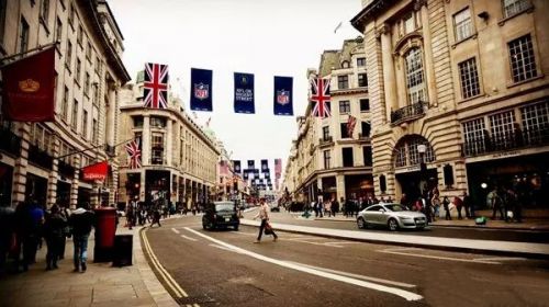 Art students studying in Britain Art students studying in Britain