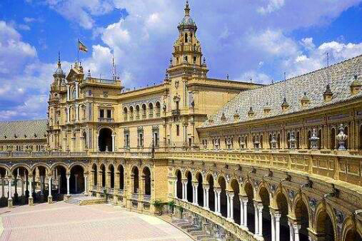 Studied in London Media College in the UK as a film producer Studied in London Media College in the UK as a film producer