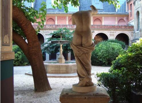 Studying at the National Academy of Fine Arts in Paris Studying at the National Academy of Fine Arts in Paris