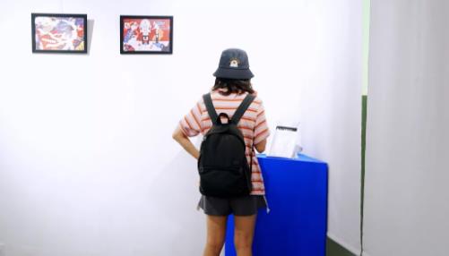 Students majoring in natural light plane Students majoring in natural light plane