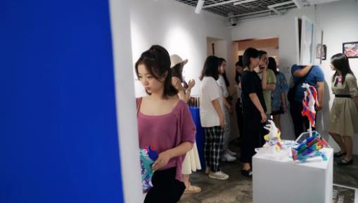 Students majoring in natural light plane Students majoring in natural light plane