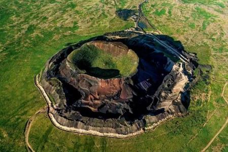 A practical project for tutoring interdisciplinary works on volcanoes A practical project for tutoring interdisciplinary works on volcanoes