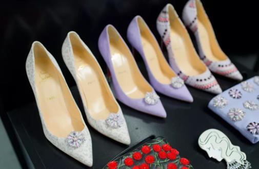 Holly cooperates with CL Holly cooperates with CL