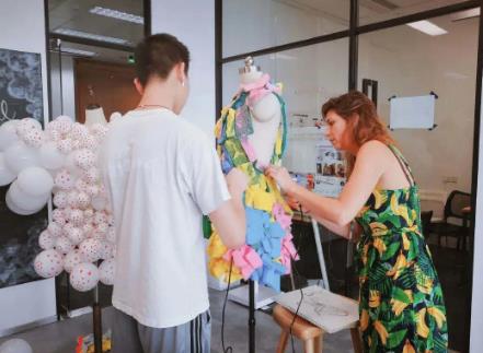 Natural light student creation scene Natural light student creation scene