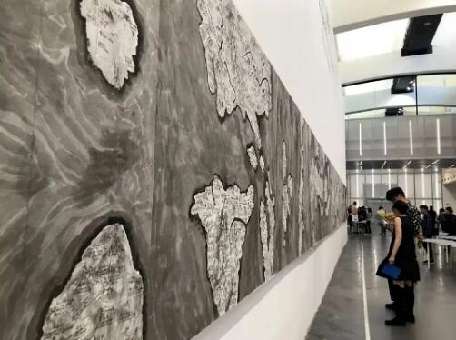 Art overseas students watch the exhibition Art overseas students watch the exhibition