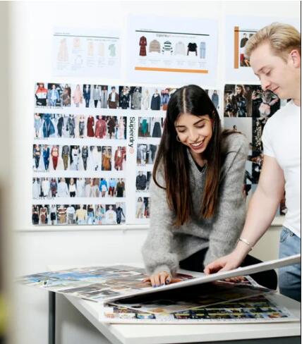 Employment of fashion writers and fashion bloggers Employment of fashion writers and fashion bloggers