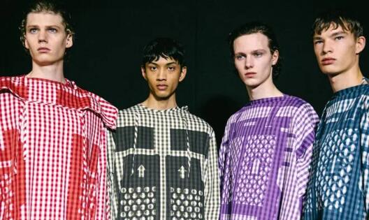 Advantages of Studying Abroad in British Fashion Design Advantages of Studying Abroad in British Fashion Design