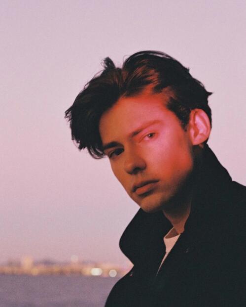 Facial light of film photographer Facial light of film photographer