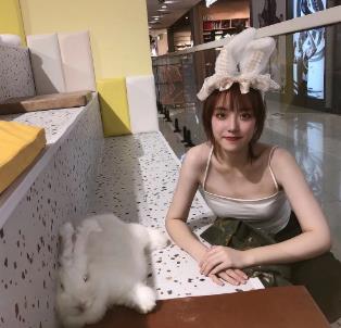 Yang, a student of Anglo American Tongshen Fashion Design Yang, a student of Anglo American Tongshen Fashion Design