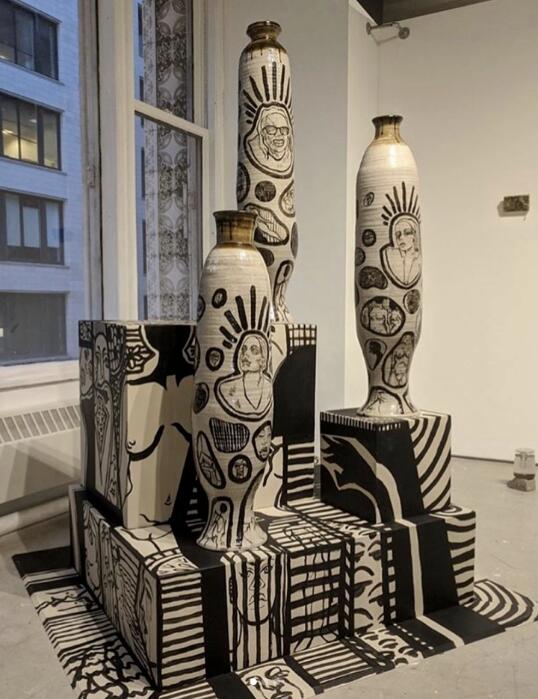 The comprehensive media ceramic works produced by the graduates of the Chicago Academy of Arts combine ceramics with painting. The comprehensive media ceramic works produced by the graduates of the Chicago Academy of Arts combine ceramics with painting.