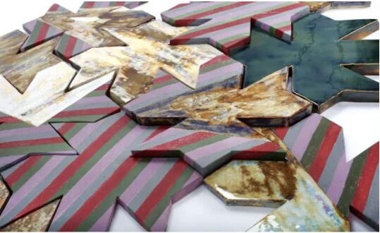 Undergraduate works of the Department of Ceramics of Rhode Island School of Design can be combined with tiled tiles and porcelain plate paintings Undergraduate works of the Department of Ceramics of Rhode Island School of Design can be combined with tiled tiles and porcelain plate paintings