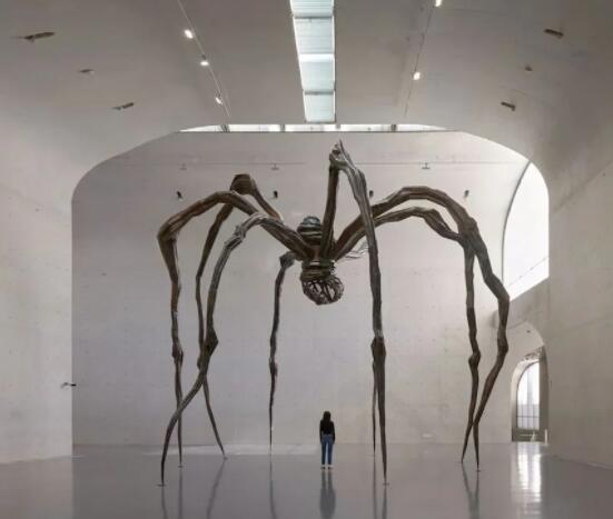 How does the collection of works become the theme of "women"? How does the collection of works become the theme of "women"?