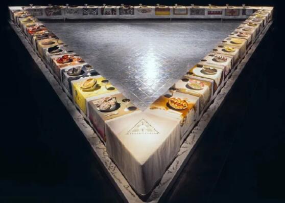 How does the collection of works become the theme of "women"? How does the collection of works become the theme of "women"?